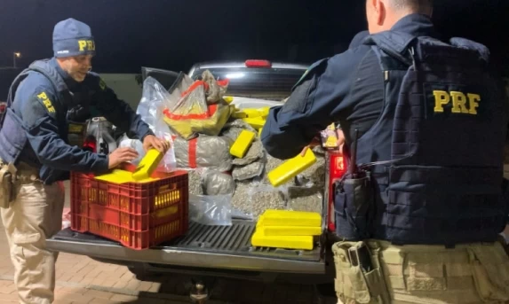 PRF apreende mais de 300 kg de maconha e prende duas mulheres na BR-277, em Santa Tereza do Oeste