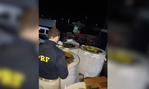PRF APREENDE MAIS DE 3,3 TONELADAS DE MACONHA ESCONDIDAS EM BOBINAS DE CELULOSE NO PARANÁ