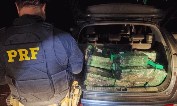 PRF apreende veículo com 375 quilos de maconha em Guaraniaçu