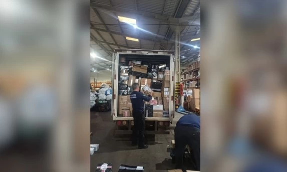 PRF e Receita Federal apreendem drogas e mercadorias ilícitas em carga fracionada na BR-277, em Cascavel