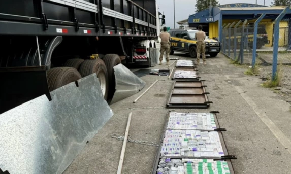 PRF intercepta carreta com grande carga de medicamentos contrabandeados na BR-277