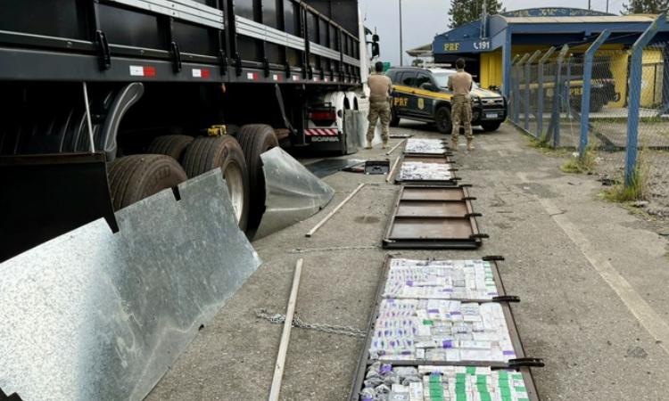 PRF intercepta carreta com grande carga de medicamentos contrabandeados na BR-277