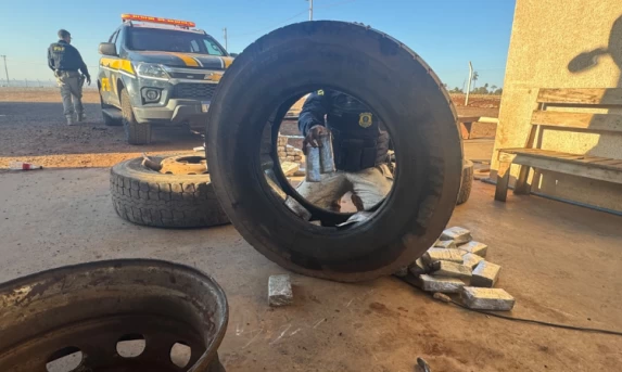PRF localiza mais de 150 kg maconha escondidos em estepes de carreta em Terra Roxa (PR)
