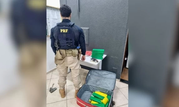 PRF prende passageiro de ônibus com 14 kg de maconha e revólver argentino na BR-277 em Santa Terezinha de Itaipu