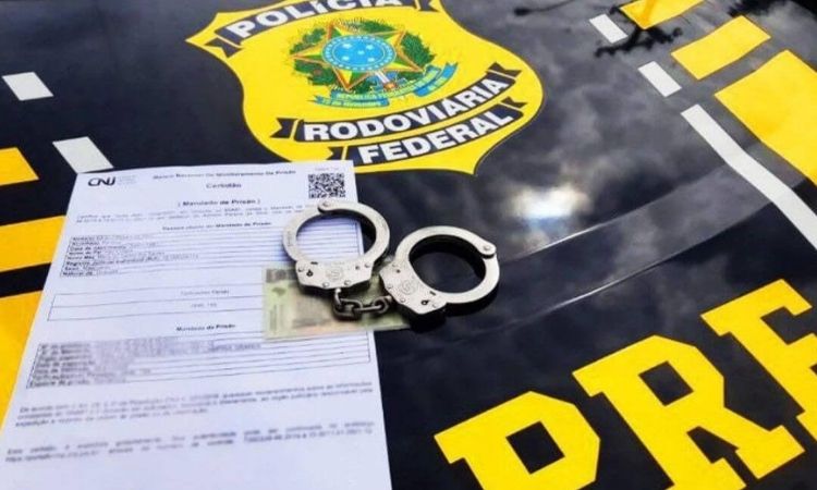 PRF prende quatro passageiros e apreende munições durante abordagem na BR-116 no Paraná