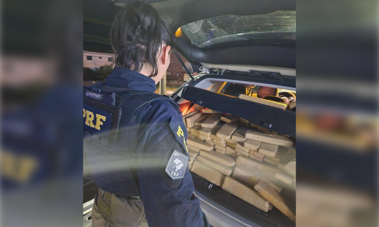 PRF recupera SUV roubado carregando quase meia tonelada de maconha em Candói (PR).