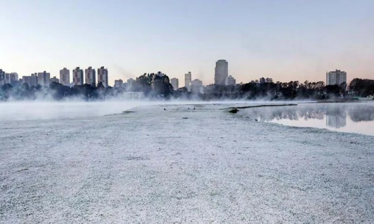 Primeira onda de frio com risco de geada se aproxima no Paraná.