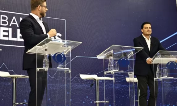 Primeiro debate na TV entre candidatos ao Governo do Paraná é marcado por ausência de Sergio Moro e troca de farpas entre Requião Filho e Sandro Alex