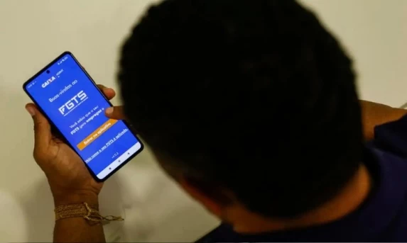 Primeiro dia do FGTS no Desenrola 2.0 leva 1,4 milhão de pessoas ao aplicativo e gera filas virtuais