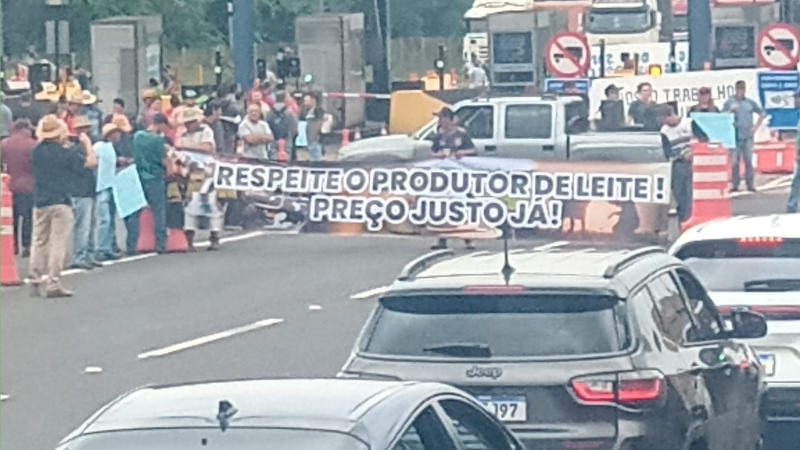 PRODUTORES DE LEITE REALIZAM MANIFESTAÇÃO NO PEDÁGIO DE LARANJEIRAS DO SUL