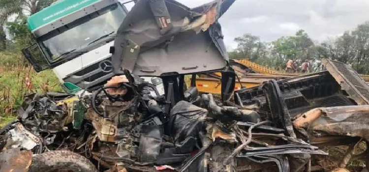 PRUDENTÓPOLIS: Acidente entre caminhonete e caminhão na BR-277 deixa dois homens mortos