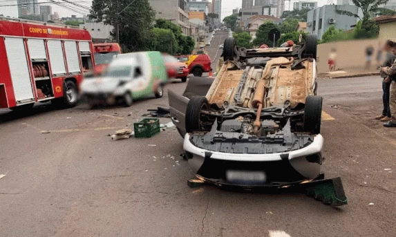 Quatro pessoas ficam feridas durante capotamento de carro em Cascavel