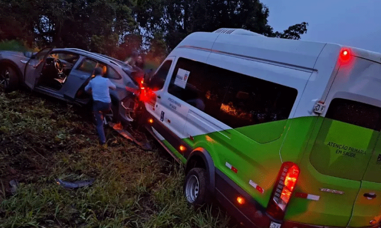 Quatro pessoas ficam feridas em acidente entre ambulância e carro na BR 277