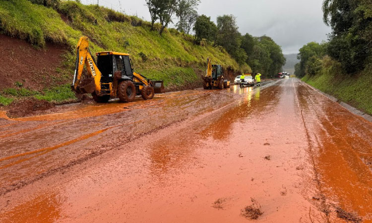 Queda de talude interdita trecho da BR-277 em Cantagalo