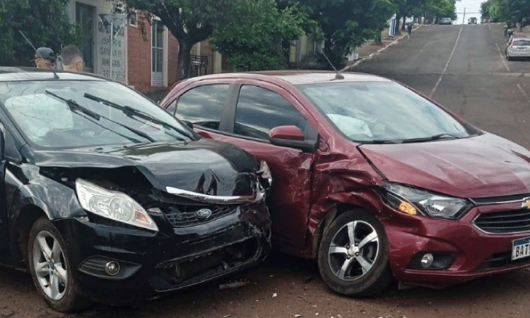 QUEDAS DO IGUAÇU: Acidente de trânsito deixa carros bastante avariados no centro da cidade