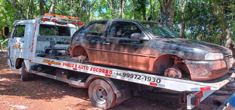 QUEDAS DO IGUAÇU: Carro furtado é recuperado pela Policia Militar após denúncias.
