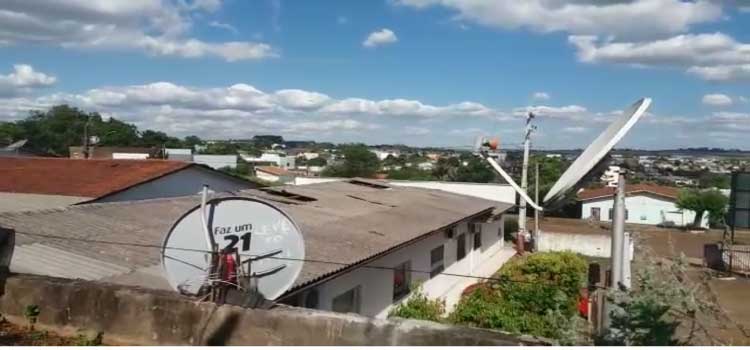QUEDAS DO IGUAÇU: Vídeo mostra vento arrancando o telhado da Aciqi 
