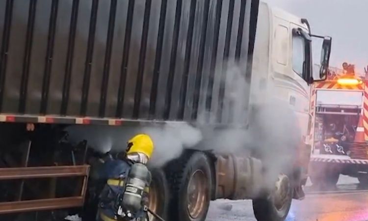 Raio atinge caminhão e pneu pega fogo durante forte chuva na BR-467, em Cascavel