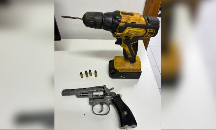 REAÇÃO E PRISÃO: VÍTIMA DESARMA E IMOBILIZA HOMEM APÓS AMEAÇA COM REVÓLVER EM GUARANIAÇU