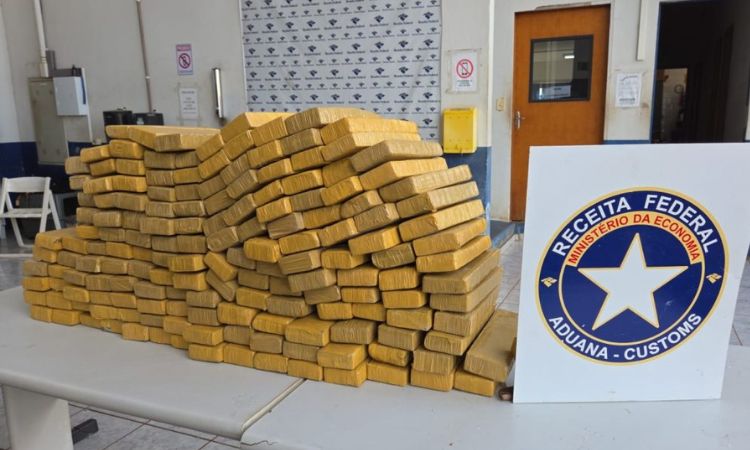 Receita Federal Apreende Maconha Escondida em Móveis de Transportadora de Cascavel