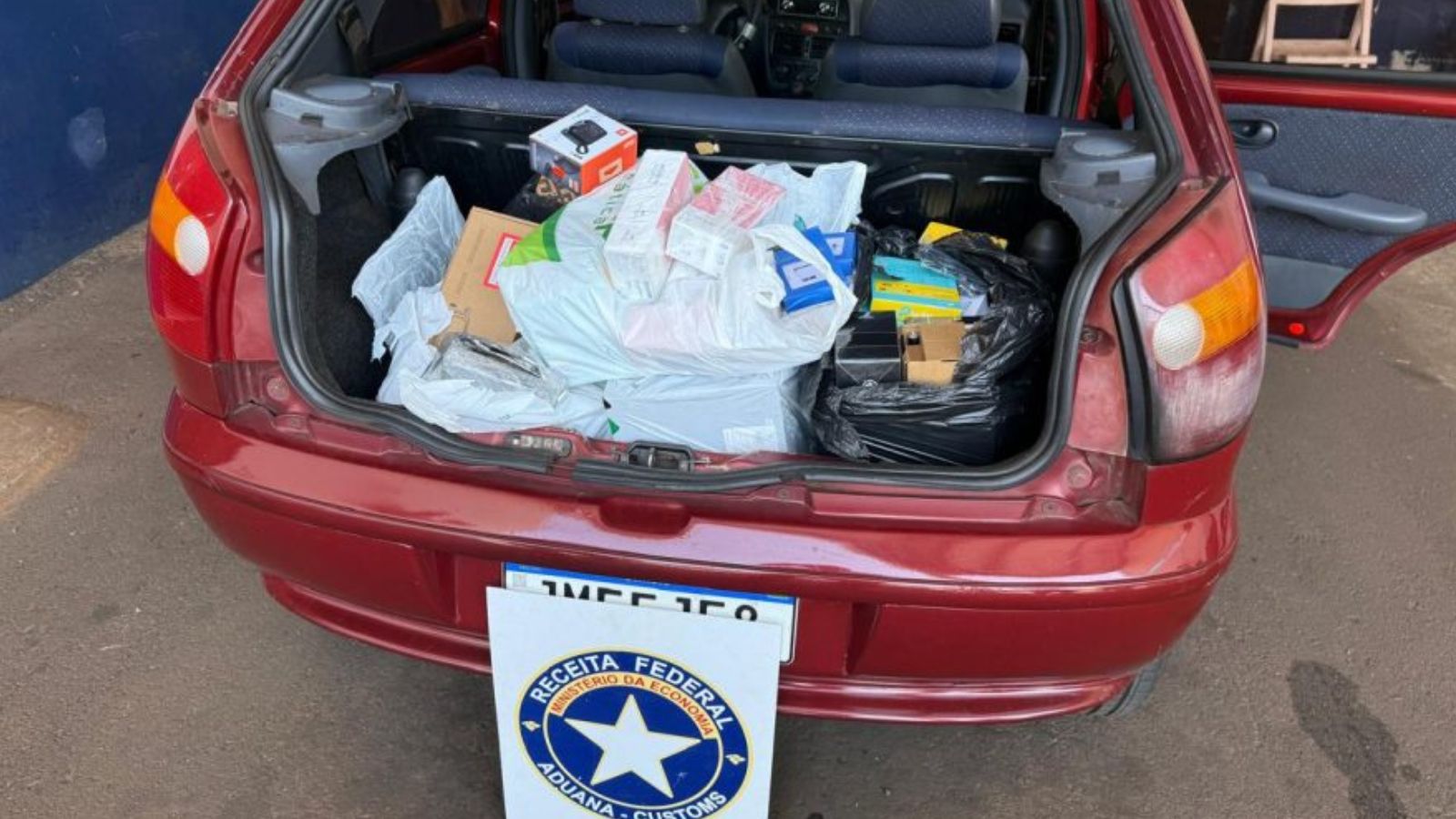 Receita Federal apreende R$ 120 mil em celulares e perfumes contrabandeados na BR-277