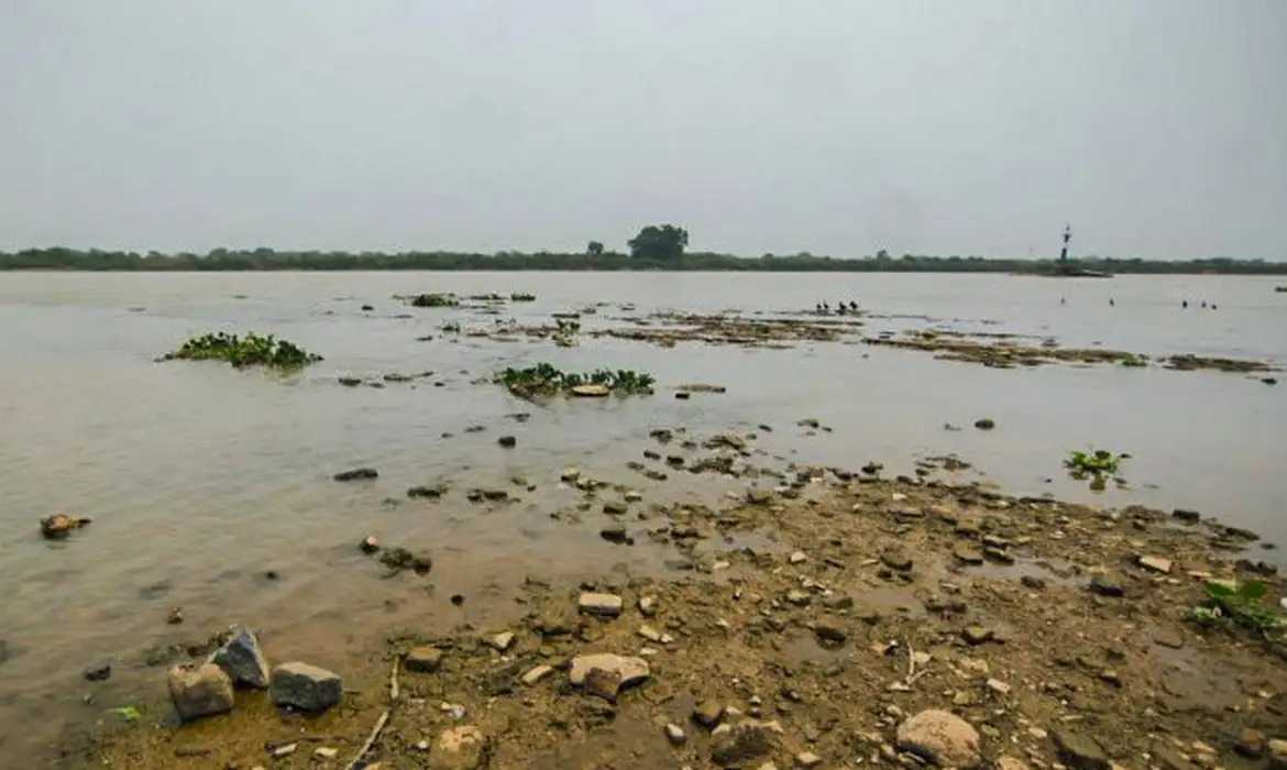 Rio Paraguai registra mínima histórica em ano mais seco no Pantanal.