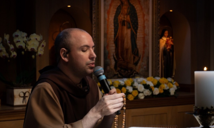 Fé e Devoção: Live do Santo Rosário com Frei Gilson Reúne Mais de 1 Milhão de Fiéis na Madrugada