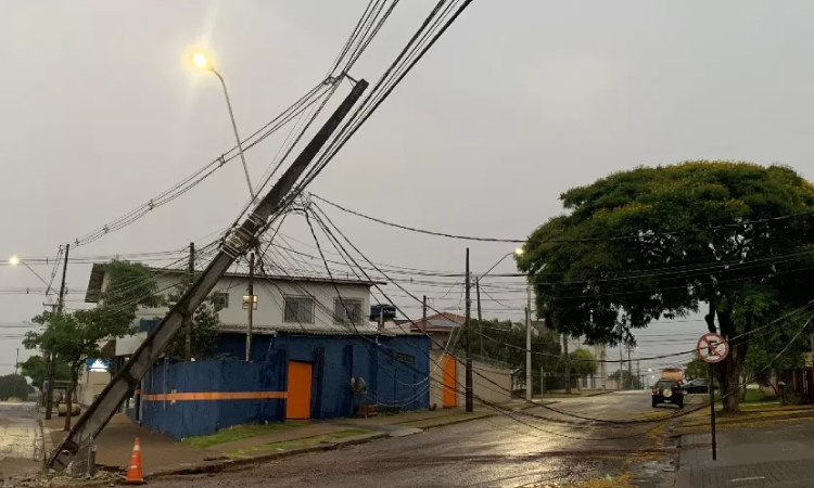 Rua é interditada após poste ficar pendurado por fios no bairro Universitário