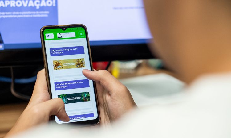 Rumo à Universidade: Plataforma Enem Paraná completa um ano com 250 mil usuários