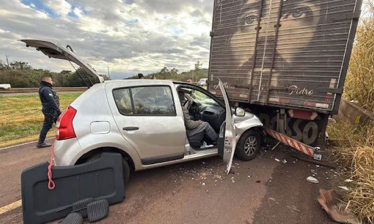 Sandero bate na traseira de caminhão na marginal da BR-277