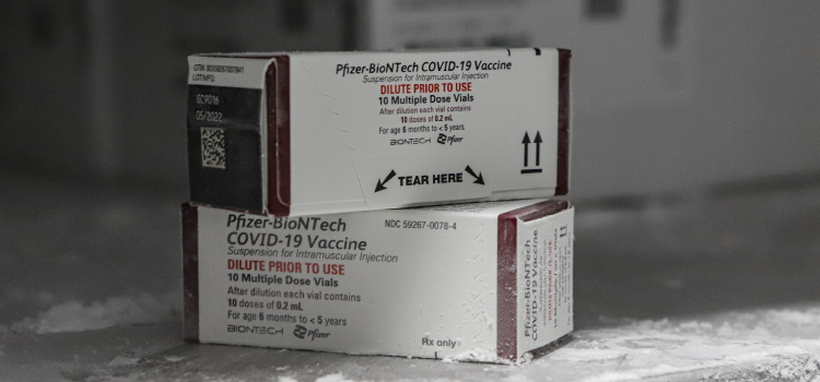 Saúde distribui 261,9 mil vacinas contra a Covid-19; público inclui bebês e crianças de 5 a 11 anos.
