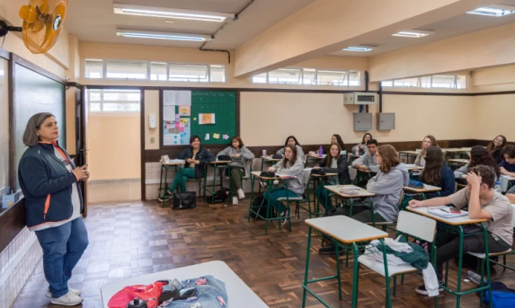 Secretaria da Educação estabelece novos critérios para uso de celular nas escolas.