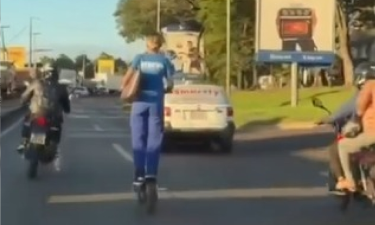 Segurança: Patinete elétrico em meio ao trânsito pesado de Foz do Iguaçu gera alerta sobre riscos
