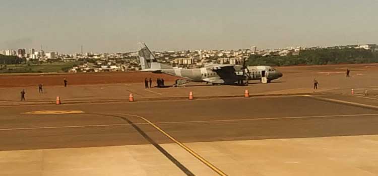 SEGURANÇA PÚBICA: Avião da FAB realiza transferência de detentos federais no aeroporto de Cascavel