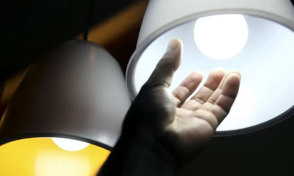 Senado aprova gratuidade na conta de luz para famílias de baixa renda