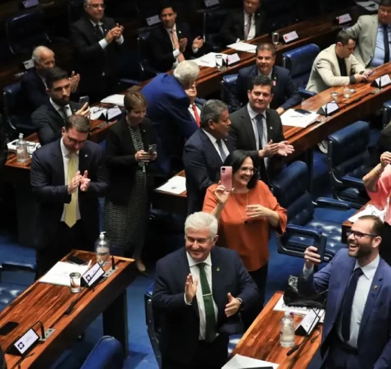 Senado aprova PEC que limita decisões individuais de ministros do STF.