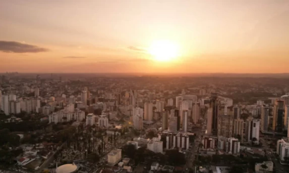 Sol volta a predominar no Paraná, mas Inmet emite alerta vermelho para primeira onda de calor da primavera