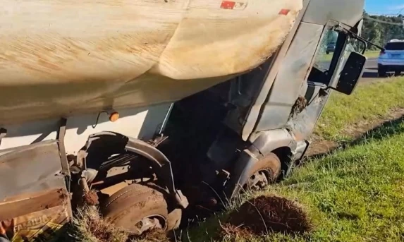 SUSTO NA BR-277: CAMINHÃO SAI DA PISTA E TOMBA EM BARRANCO NAS PROXIMIDADES DO CONTORNO OESTE 