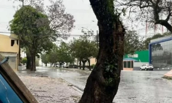 Temporal deixa moradores de Laranjeiras do Sul sem energia elétrica