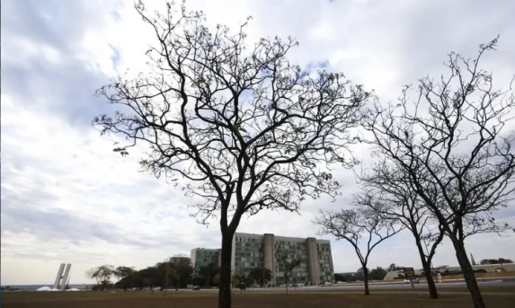 Terça-feira registra calor extremo, alerta de baixa umidade e tempestades no Sul do país