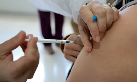 Todos os municípios já estão aplicando a vacina contra a gripe para maiores de seis meses.