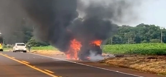 TOLEDO: Carro é destruído por incêndio na PR 585.