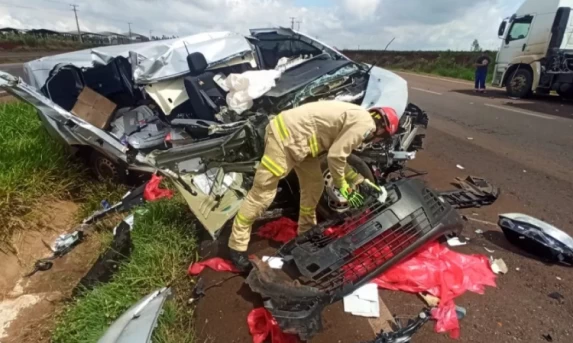 TOLEDO: Condutor de van destruída se salva após grave acidente na BR-163.