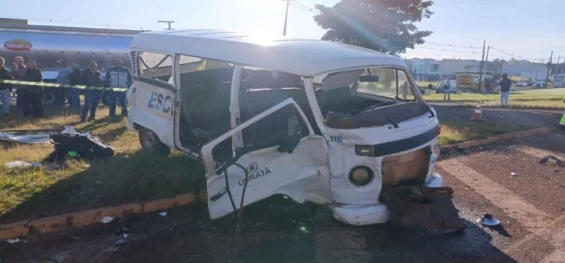 TRAGÉDIA: Acidente com veículo do transporte escolar deixa um morto e quatro crianças feridas.