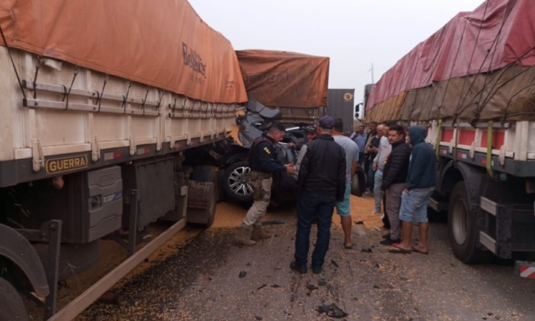 Tragédia na BR-163: Veículo fica prensado entre caminhões, uma pessoa morre e outra fica em estado grave.