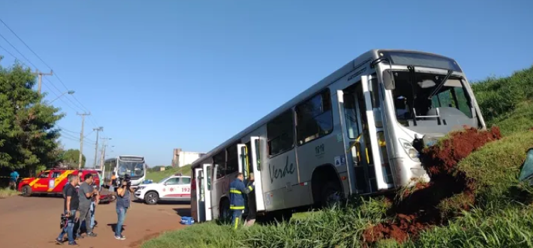 TRÂNSITO: 24 pessoas ficam feridas em acidente entre ônibus e moto em Maringá, diz bombeiros.