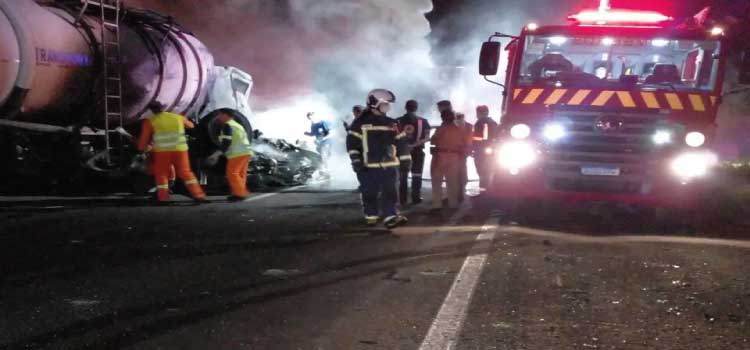 TRÂNSITO: Acidente com cinco veículos na BR-277 tem carreta de óleo vegetal em chamas, carro destruído e duas mortes