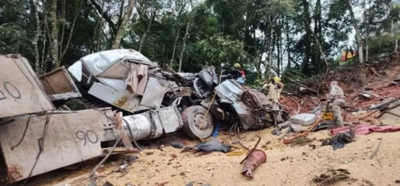 TRÂNSITO: Acidente entre duas carretas e carro deixa três vítimas mortas na BR 153 em União da Vitória.