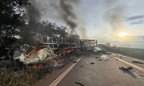 TRÂNSITO: Acidente envolvendo carretas e carro de passeio deixa dois mortos entre Batayporã e Anaurilândia.