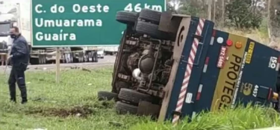 TRÂNSITO: Acidente envolvendo carro forte e caminhões interdita PR-323 em Cianorte.